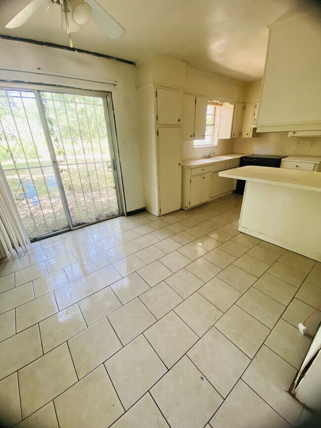 Building Photo - 625 Damaka Dr