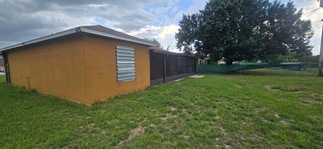 Foto del edificio - 573 Bell Blvd S