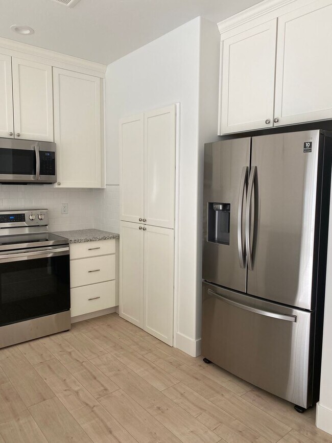 Foto del edificio - 3 BED, 2.5 BATH TOWNHOME IN SUGAR CITY WITH THE HOA and INTERNET INCLUDED!!