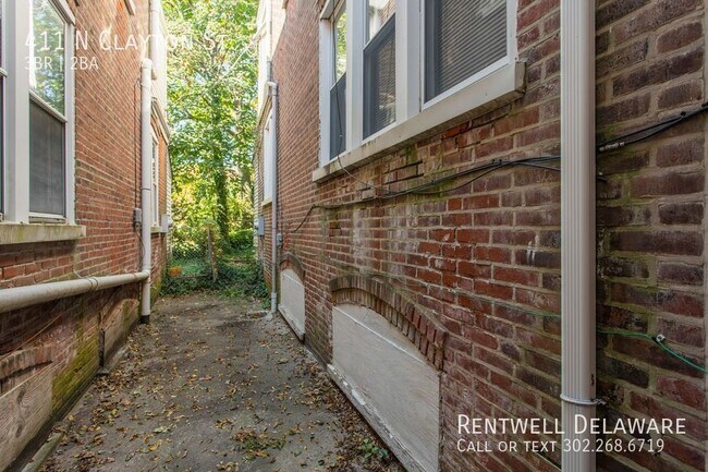 Foto del edificio - GORGEOUS TOWNHOME AVAILABLE SOON