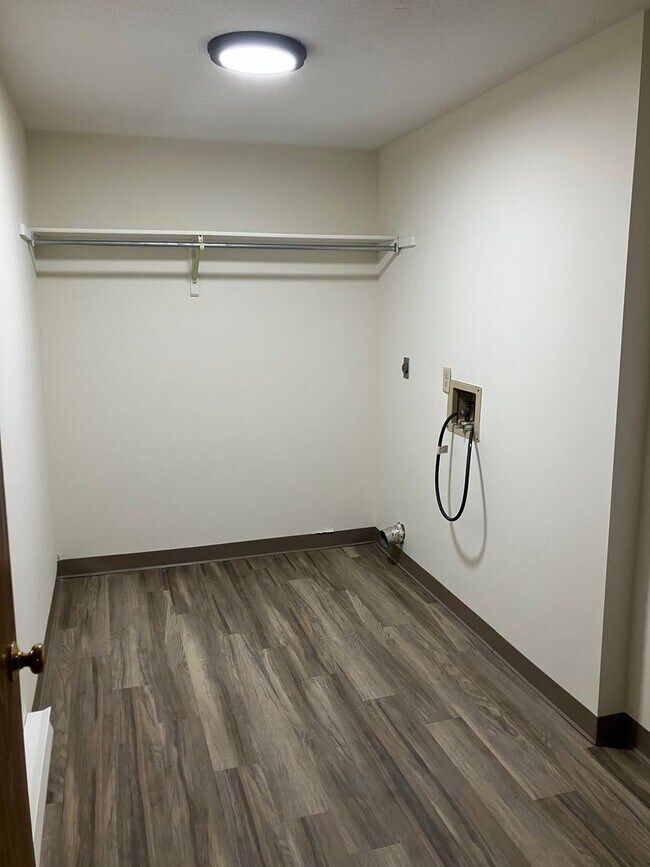Building Photo - Troy Crossing - 2 Bedroom & 1.5 Bath Townh...