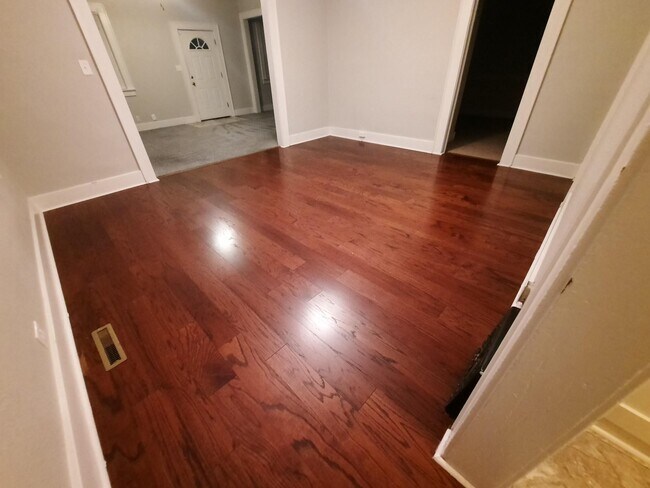 Dining room - 332 W 5th St