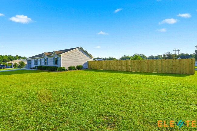 Foto del edificio - Beautiful Like-New 3 Bedroom Home with Huge Fenced Yard, Greenhouse & Storage