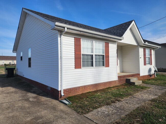 Building Photo - 304 Pioneer Dr