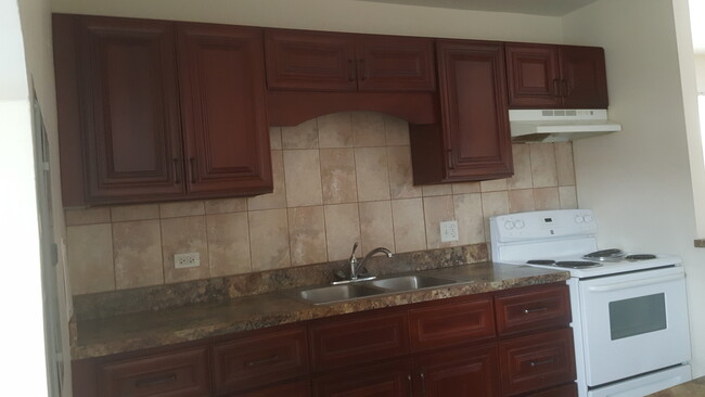Gabinetes de cerezo - 5927 W 35th St