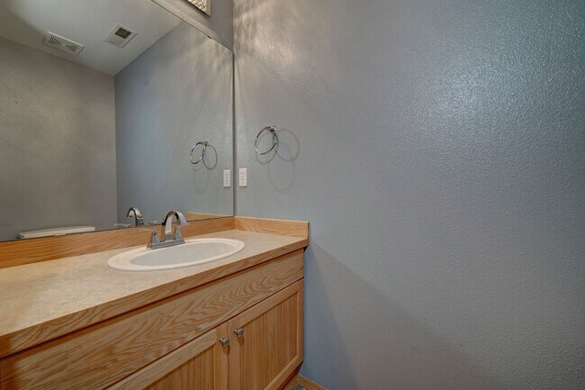Foto del edificio - Spacious 3 bedroom townhome close to CK sc...