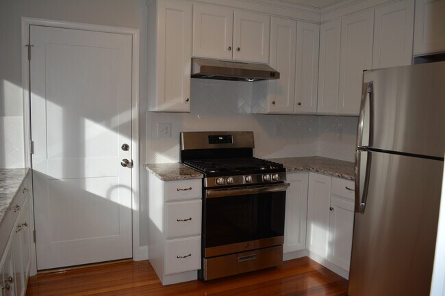 Kitchen - 11 Higgins St