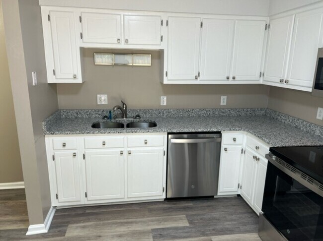 Kitchen - 2220 Woodridge Ln