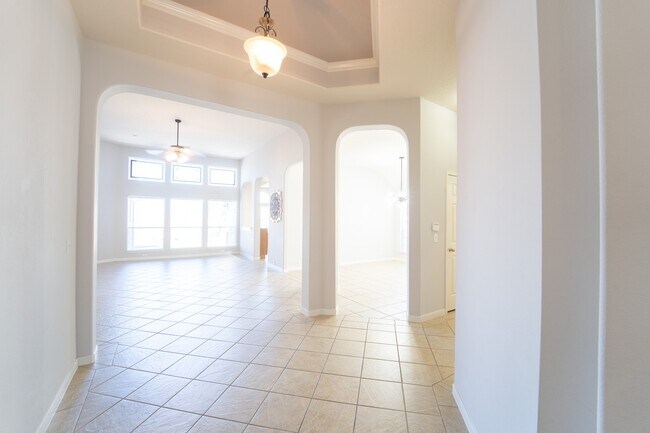 Building Photo - 2910 Sandleigh Dr