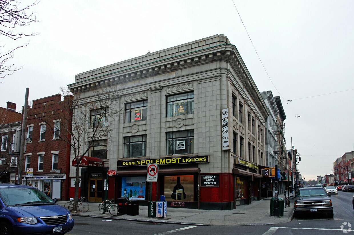 Foto del edificio - 698 Manhattan Ave