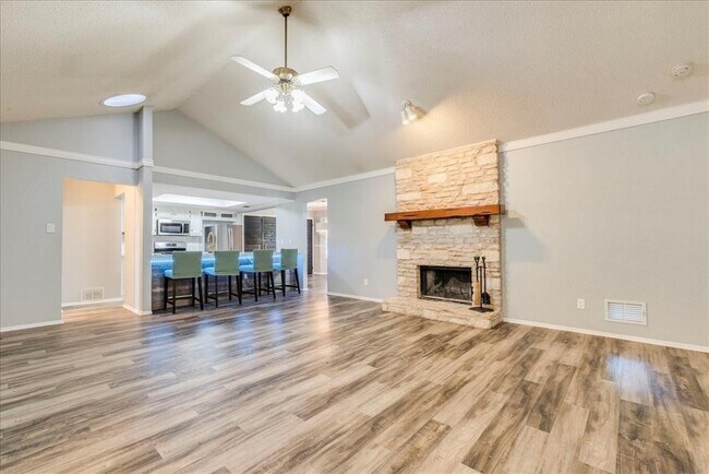 Building Photo - 905 Brookhollow Dr
