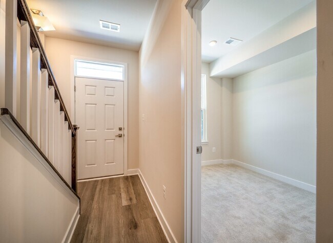 Foto del edificio - This 3-bedroom, 3-full bathroom townhouse offers a pristine and contemporary living experience.