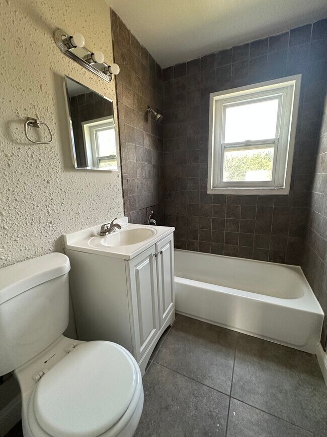 Foto del edificio - 2 Bedroom 1 Bath Duplex For Rent ***Center...