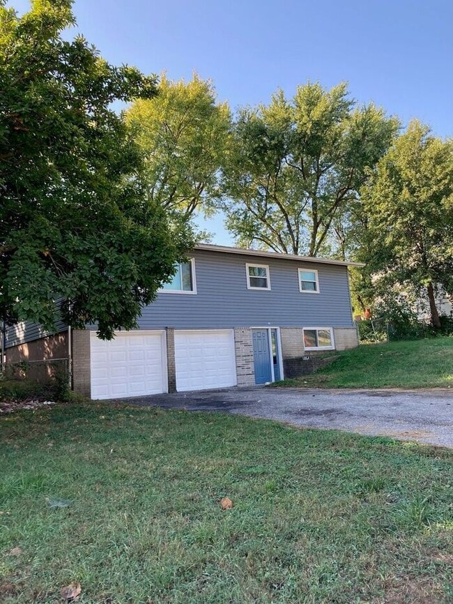 Building Photo - HURRY! Large 3 bd/1.5 ba KCMO - $1100