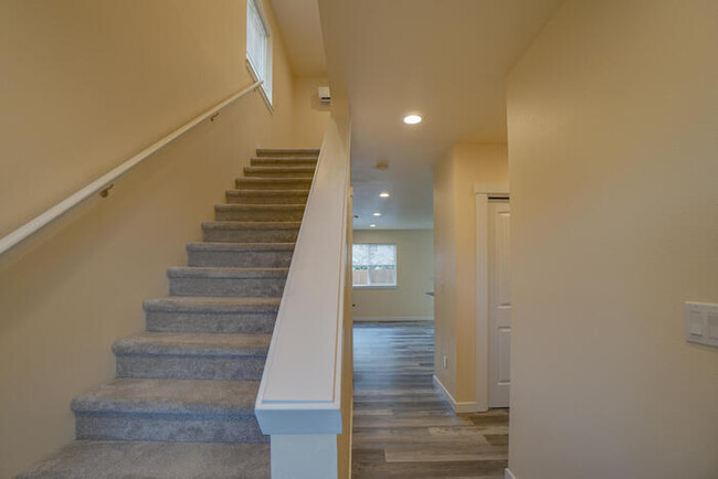 Foto del edificio - Beautiful Newer Townhome In Landover Sharmel