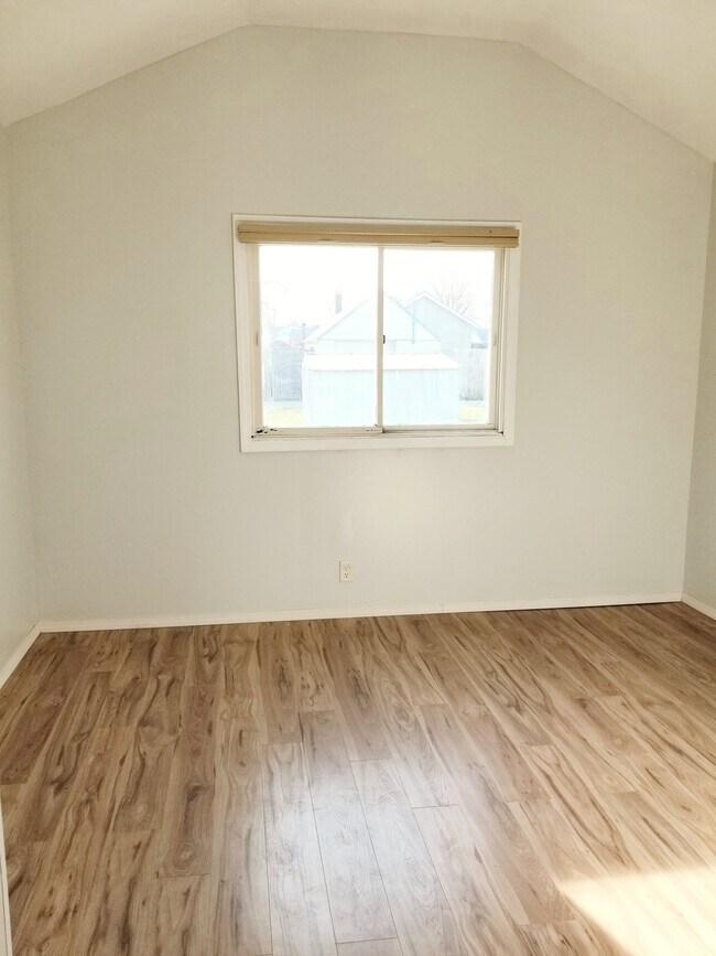 Bonus Room - 1003 Berlin Ave