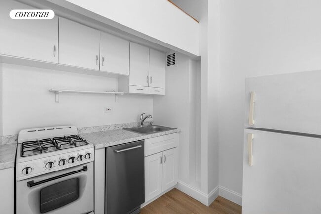 Building Photo - 350 E 62nd St