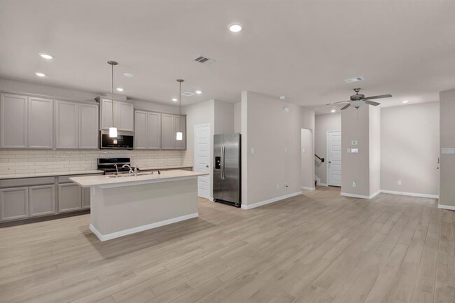 Building Photo - 16012 Oregon Oak Dr