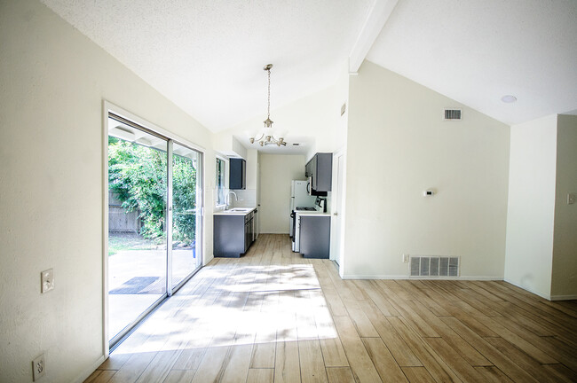 Building Photo - 6208 Glen Meadow Dr