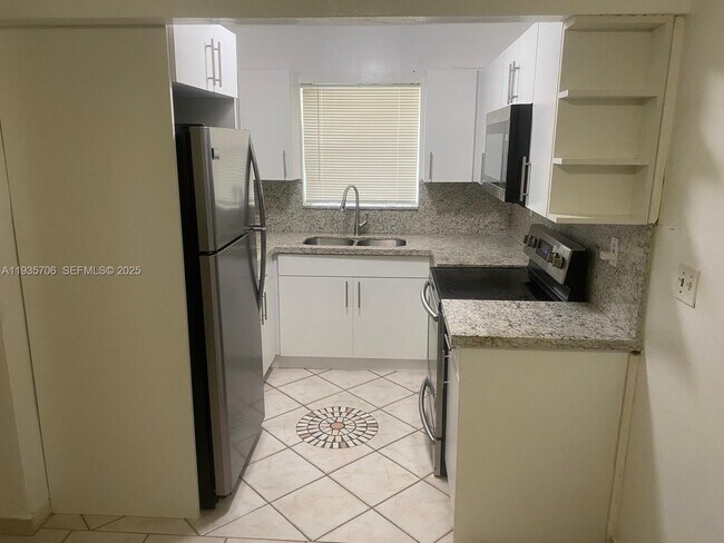 Building Photo - 400 SE 3rd Ave