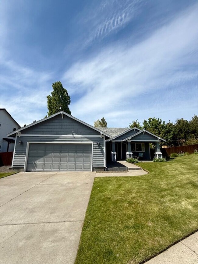 Building Photo - Lovely 3 Bedroom Single Level home with St...