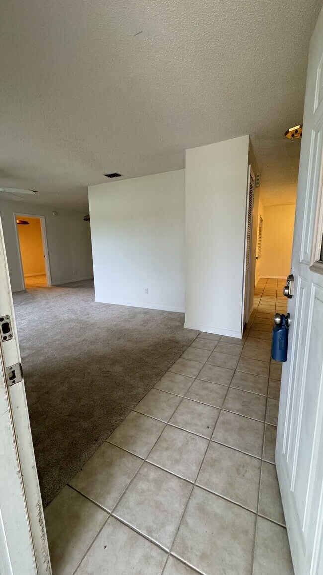 Building Photo - 1422 Myrna Ln