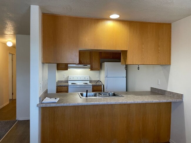 Building Photo - Very Nice Upstairs 2 Bedroom 2 Bath Apartment