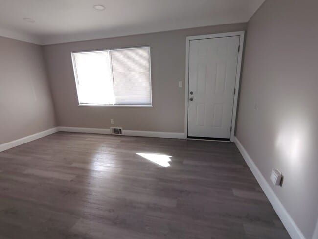 Building Photo - Cute 3 Bedroom Ready for you