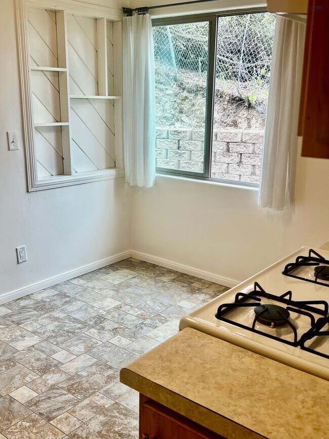 Building Photo - Hidden Gem with Views! 2 bedroom, 1 bathroom
