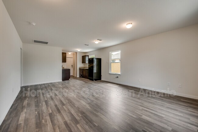 Foto del edificio - 543 Dorie St
