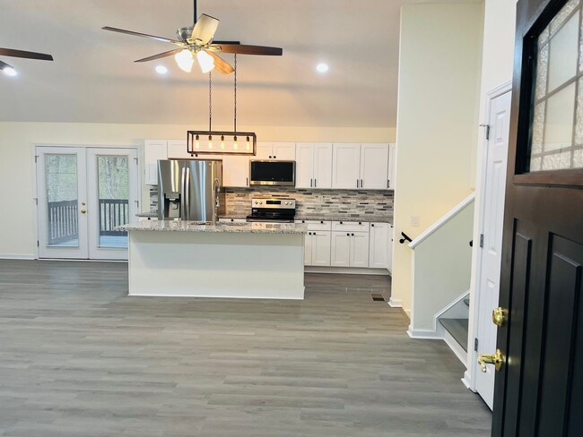 Building Photo - Completely renovated, 5 bedroom 3 bath hom...