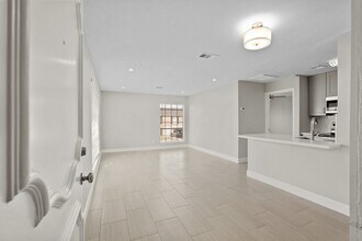 Building Photo - 2201 Fountain View Dr
