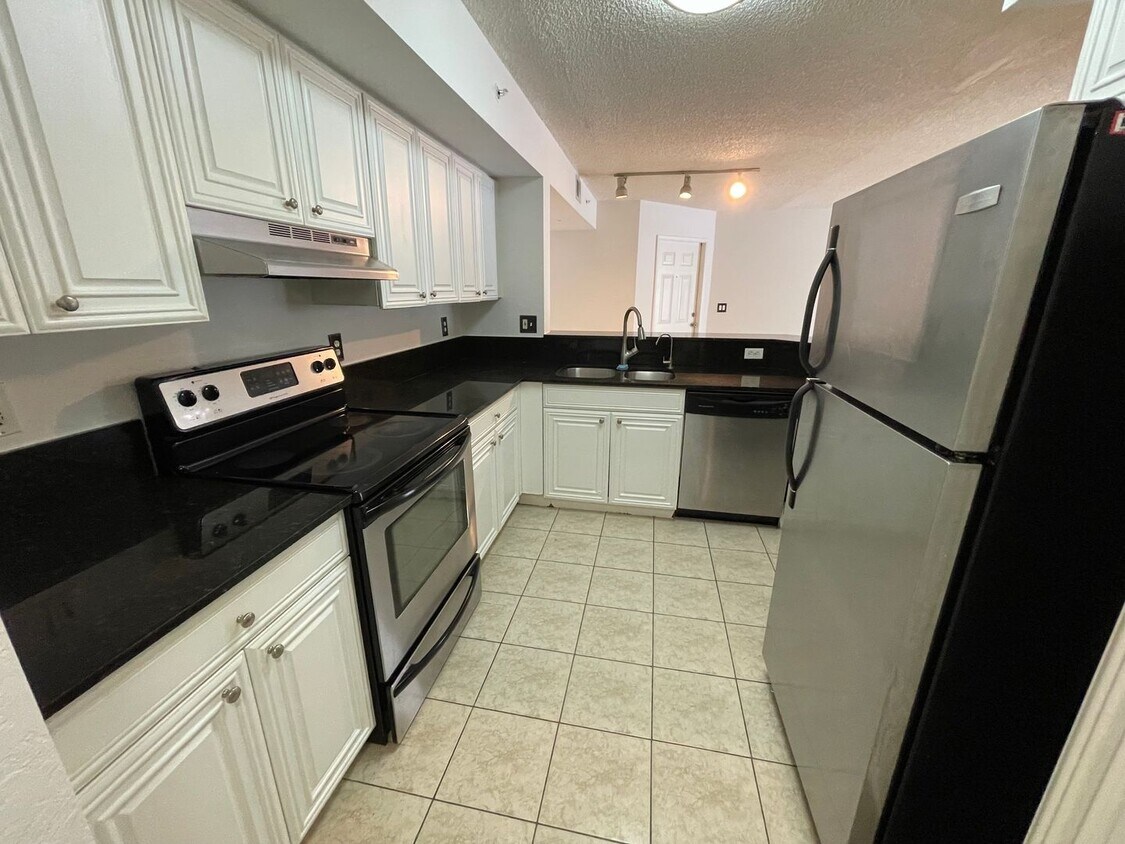 Foto principal - ANNUAL RENTAL 1 BED + DEN/1 BATH AT IBIS CLUB