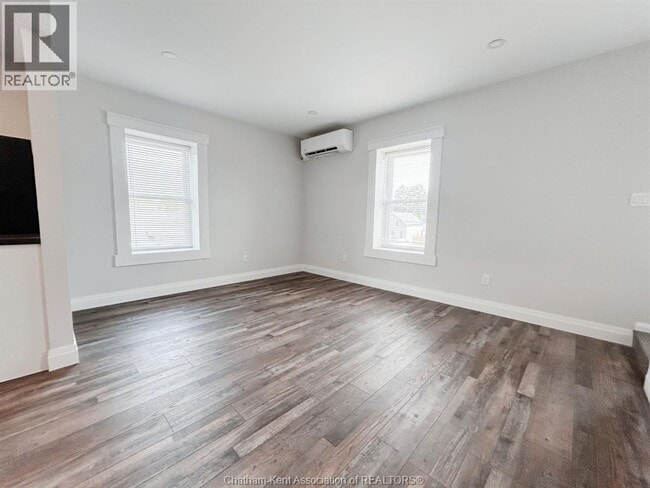 Building Photo - 247 Selkirk St