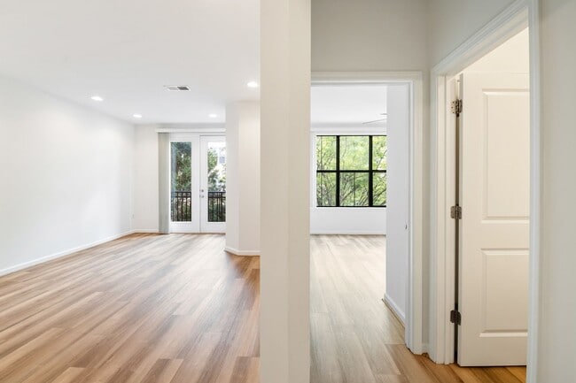 Building Photo - 1BR, 1Ba Condo in Walker Square