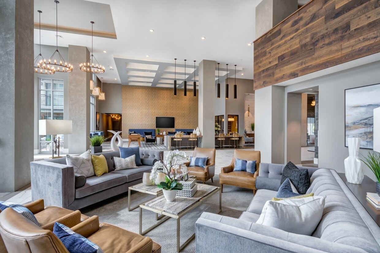 Amplio y elegante salón club, perfecto para relajarse o socializar con los vecinos. - The Heights at Goose Creek Village