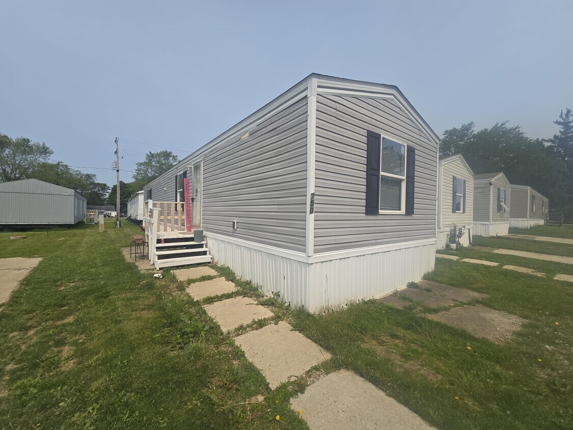 Primary Photo - 790 N Broadway St