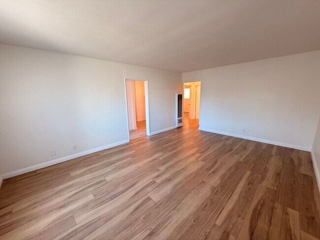 Foto del edificio - Completely Remodeled 2 Bed, 1 Bath in San Pedro w/ Garage Parking!