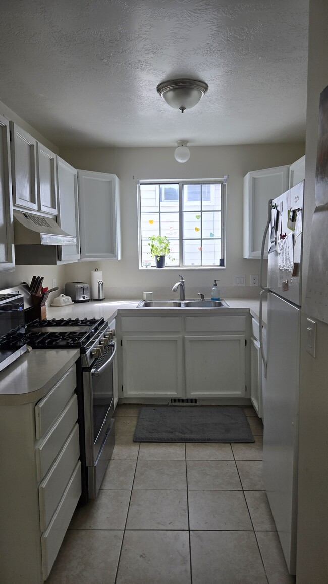 Building Photo - 1104 W 220 S