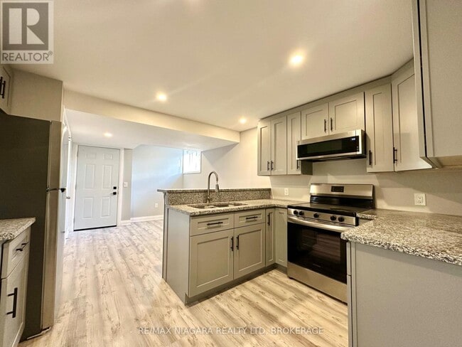 Building Photo - 39 Grove Ave