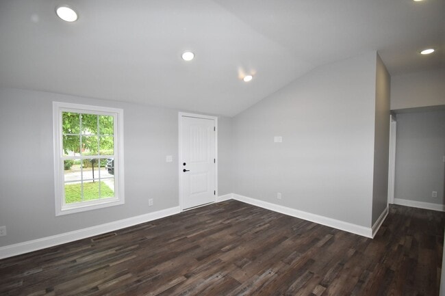 Building Photo - 2 Bedroom Home For Rent Near APSU!