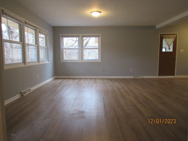 Building Photo - 510 E Royal Dr