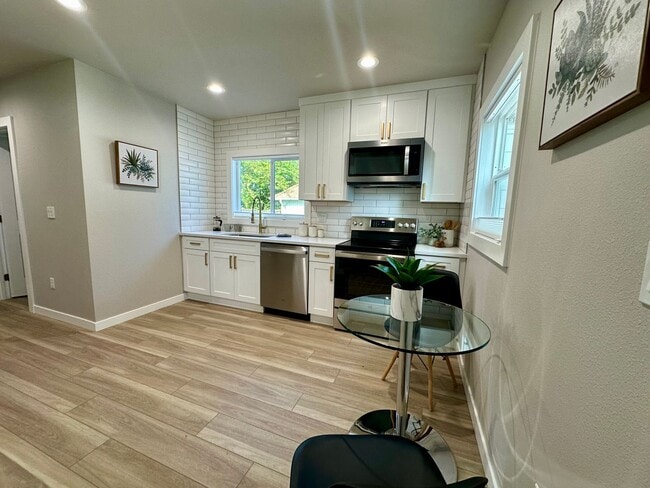 Building Photo - Fully Remodeled 2 Bedroom SE Portland Home!