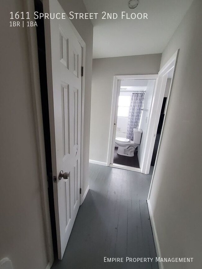 Building Photo - 2 Bedroom / 1 Bathroom Apartment in Easton!
