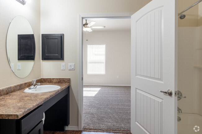 4BR, 2BA - 1373SF - Baño principal - Mountain View Estates