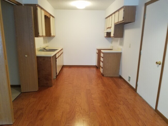 Building Photo - Great 3 Bed 2 Bath 2 Car Garage Flat Duplex- Pets ok!