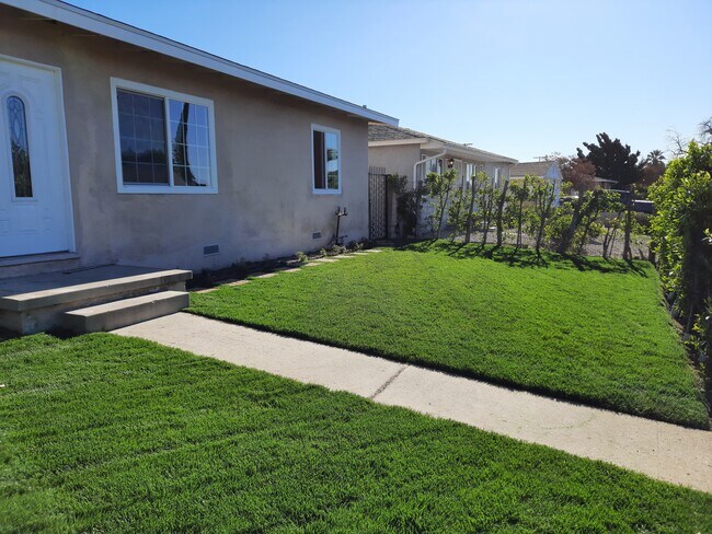 Foto del edificio - 8464 Hazeltine Ave