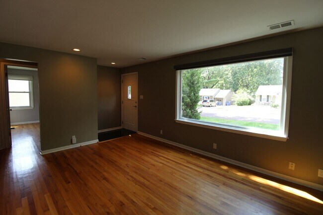 Foto del edificio - 2 Bedroom 1 Bath Home In Overland Park Kansas