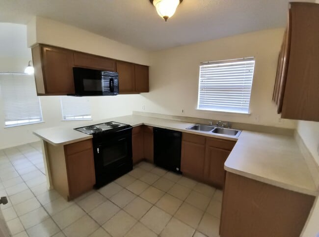 Building Photo - 3 bedroom 2 bath house - Great location