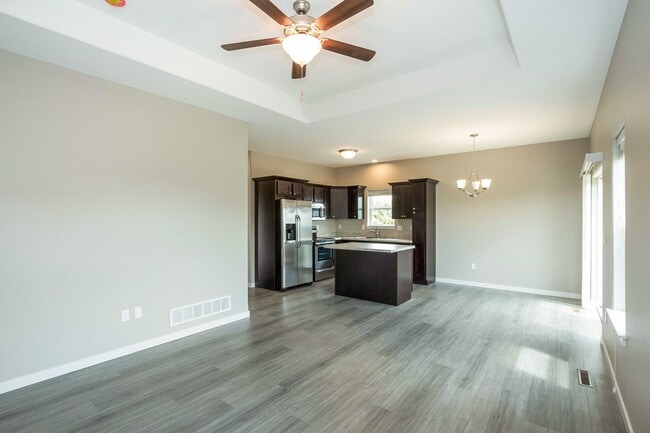 Building Photo - 4 bed/3 bath home East Side IC Easy Commut...